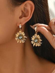 一套时尚优雅的欧美风金色向日葵耳环，不规则褶皱叶片设计，镶嵌灰色珍珠；心形耳钉配灰色水滴吊坠；C形耳环镶嵌灰色珍珠花朵；金色圆形耳钉；几何水钻灰色珍珠耳环；灰色水滴吊坠；以及更多女士仿珍珠耳环。适合日常穿着、吊带衫、派对和宴会等场合。仿珍珠为模压成型，可能存在细微瑕疵，敬请谅解。 - 彩色 - 查看 1