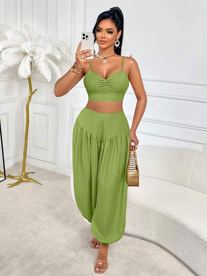 AIJ Bộ đồ đi nghỉ mát Amarilo gồm áo cổ yếm gợi cảm có thể điều chỉnh, kết hợp với quần ống rộng cạp chun có thể điều chỉnh và có túi.