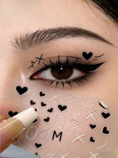 ملصق وجه على شكل قلب حلو وبارد | ملحق مكياج بادي Y2K ذو تصميم خطوط أسود وأبيض فريد للشخصية، مناسب لمهرجانات الموسيقى والتصوير الفوتوغرافي، مقاوم للماء وسهل التطبيق، يخلق ديكور وجه لافت وممّيز، يرفع من إطلالتك Y2K وKpop والوجه المزين بالبريق والكرنفال