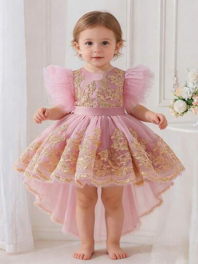 Đầm hồng dễ thương với họa tiết hoa thêu vàng cho bé gái, trang trí nơ, thích hợp cho tiệc sinh nhật, chụp ảnh, tay bồng.