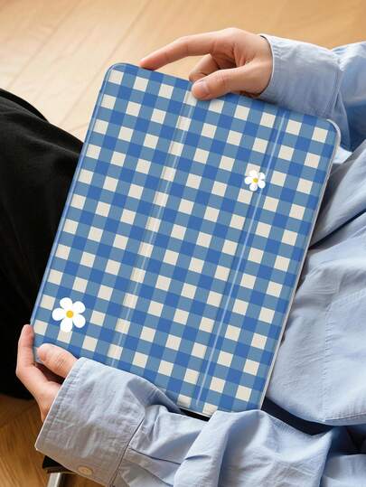 1pc Blue & White Plaid Daisy Pattern Painted Tablet Case, Compatible With Mini 4/5/6/7, Air/Air2/9.7/10.2/10.5/Air4/Air5/10.9, Pro 11-Inch/10th Gen, Air 11-Inch (M3) 2025, (A16) 11 Inch 11th Gen 2025, Galaxy Tab A8 10.5 Inch 2022. Features: Built-In Pencil Slot, Tri-Fold Stand, TPU Soft Edge Protection, Magnetic Sleep/Wake, Fresh/Healing/Cute/Fun/Personalized Design.