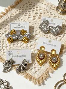 Conjunto de 12 brincos femininos com design geométrico assimétrico em tons de ouro e prata, banhados a ouro 14K. Brincos grossos minimalistas em formato de coração, retangulares, com textura enrugada e pérolas. Joias perfeitas para o verão, praia e uso casual diário. Brincos de aço inoxidável. - Multicolorido - Ver 4