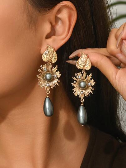 1 par eleganta guldfärgade solrosor i europeisk och amerikansk stil, oregelbunden veckad bladdesign med inbäddade grå pärlor, hjärtformad örnstift med grått droppformat hänge, C-formade örhängen, ny blommig inbäddad grå pärla, guldrund örnstift, geometrisk inbäddad kristallgrå pärla, grått droppformat hänge och fler örhängen med konstpärlor för kvinnor. Lämplig för vardagskläder, linne, fest- och bankettkläder. De konstgjorda pärlorna är formsprutade och kan ha mindre defekter, vänligen observera.