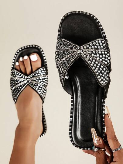 女士闪亮水钻交叉绑带平底拖鞋，魅力黑色人造革露趾套脚拖鞋，适合夏季海滩、泳池派对、度假、夜间外出、度假村穿着、婚礼宾客、新娘送礼会等场合