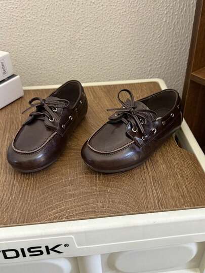 1 双男童深棕色金属孔眼系带船鞋，采用耐用亮面人造革材质，耐磨防滑减震，圆头低帮系带船鞋，金属孔眼平底鞋，适合上学/毕业典礼穿着