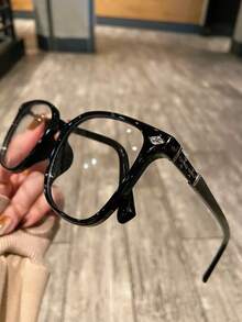 Retro Square Black FrameBlue Light Glasses For Women And Men, Vintage Oversized Clear Lens Eyeglasses With Silver Cross Metal Detail, Luxury Designer Style Optical Glasses Frame, Y2K Punk Aesthetic Computer Gaming Eyewear, Chic Intellectual Academic Style Spectacles, Decorative Fashion Non-Prescription Frames, Classic Thick Frame Fake Glasses, Lightweight Comfort Fit Desktop Reading Glasses, Premium Quality Resin Lens Optical Eyeglasses, Elegant Minimalist Office Wear Accessory, Unisex High Definition Clear Vision Spectacles, Gothic Inspired Streetwear Fashion Eyewear, Blue Light Block Filter Technology For Digital Screen Users,  Sight Eyewear, Fashion Forward Statement Piece Eyeglasses, Modern Retro Fusion Daily Accessories For Students And Professionals, Durable Glossy Finish Plastic Frames With Intricate Engraved Metal Floral Core Inlay Detail, Gothic Cross Decorated Temple Eyewear, Nerd Style Eye Frames, Stylish Vision Protector Spectacles For Men Women - 黑色 - 查看 2