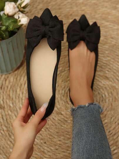 2026 女士经典平底纯色乐福鞋，时尚浅底设计，柔软轻便，宽楦百搭套脚鞋，适合居家、办公、散步、旅行和度假等各种场合。