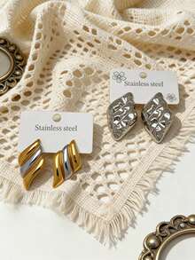 Conjunto de 12 brincos femininos com design geométrico assimétrico em tons de ouro e prata, banhados a ouro 14K. Brincos grossos minimalistas em formato de coração, retangulares, com textura enrugada e pérolas. Joias perfeitas para o verão, praia e uso casual diário. Brincos de aço inoxidável. - Multicolorido - Ver 5