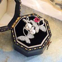 Anillo geométrico rojo asimétrico con mariposa hueca y perla falsa de cuatro garras, regalo de joyería de diseño único para mujeres - Blanco - Ver 13