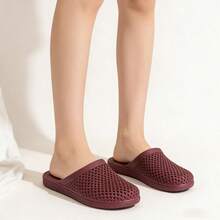 Zuecos unisex, zapatos de jardín, pantuflas ligeras antideslizantes, sandalias casuales con huecos para la playa, calzado para adultos Zapatos planos de malla, fáciles y cómodos, calzado de talla grande para mujer, zapatos de mujer - Color caoba - Ver 3