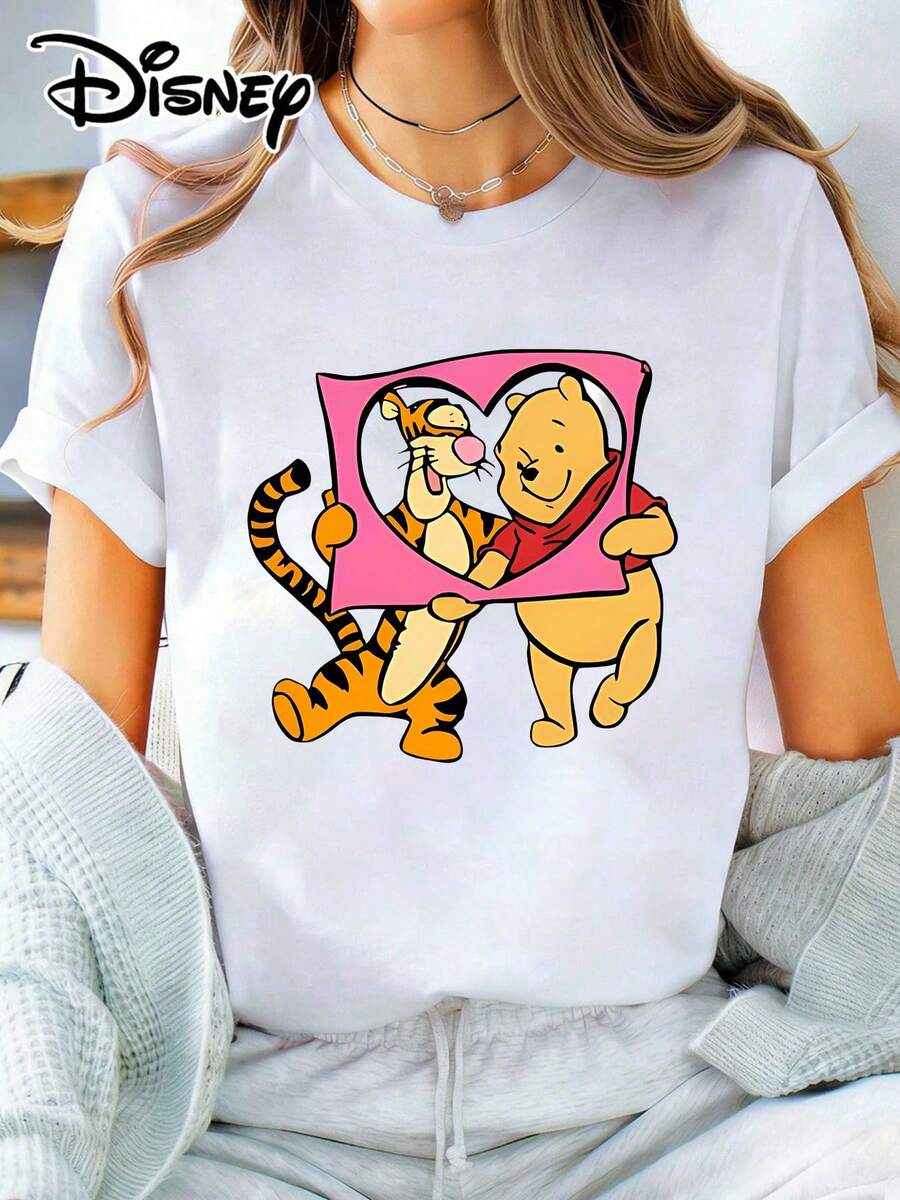 This Women's Disney Winnie The Pooh And Tigger Heart Graphic Cotton Casual Round Neck Short Sleeve T-Shirt Is Perfect For Taking Photos At Disneyland, As A Travel Souvenir, For Everyday Casual Wear, Or For Matching Family Outfits. It's Also An Ideal Valentine's Day Gift For Friends And Family. A New Spring Style, This Women's Clothing Is Comfortable And Skin-Friendly, Suitable For Outdoor Wear. - trắng - Xem 1
