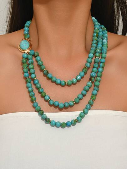 这款时尚优雅的欧美中东波西米亚风绿松石蓝色串珠项链，搭配花卉造型的CCB金色椭圆形仿绿松石树脂吊坠，三层串珠设计，奢华百搭，是送给女性的精美礼物，适合日常佩戴、情人节、感恩节等场合，也是馈赠亲友的理想之选。