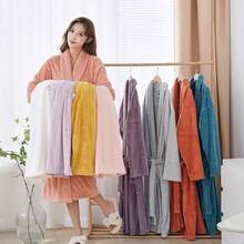 Áo choàng tắm màu trơn unisex, có thể chọn kiểu cổ áo, nhiều màu sắc để lựa chọn. Có thể dùng như khăn tắm, áo choàng tắm, đồ mặc nhà hoặc đồ ngủ. Được làm từ vải lông cừu san hô mềm mại, thoải mái và nhanh khô, thích hợp cho gia đình, khách sạn, phòng tắm, tiệc tùng, hồ bơi, dã ngoại và các dịp khác. Phù hợp cho mọi mùa, cũng là một vật trang trí phòng tắm tuyệt vời, quà tặng hoặc vật phẩm trưng bày ý nghĩa. - áo choàng tắm bằng vải lông cừu san hô - Xem 2