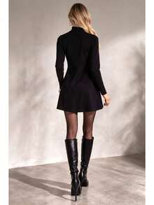 Short Dress In Premium Suedine Fabric, Boat Neck, Long Sleeves, Simple, Fitted, A-Line Silhouette, Solid Color, Elegant, Autumn/Winter Fashion. - 黑色 - 查看 4