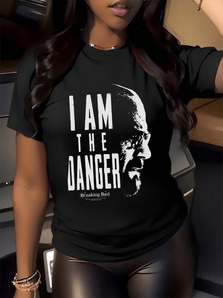 Figura con rostro serio en tonos claros que simboliza determinación fuerza interior y poder personal reflejando confianza y energía en cada mirada camiseta de mujer moderna 220g - Negro - Ver 1