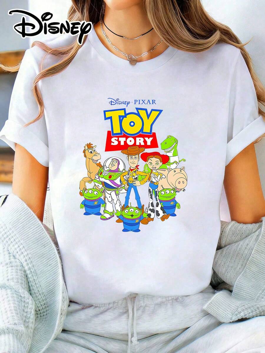 The Disney Pixar Toy Story Graphic Print Regular Length Cotton T-Shirt For Women Is Perfect For Taking Photos At Disneyland, As A Travel Souvenir, For Everyday Casual Wear, Or For Matching Family Outfits. It Also Makes An Ideal Valentine's Day Gift For Friends And Family. A New Spring Style For Women, It's Comfortable And Skin-Friendly, Suitable For Outdoor Wear. - Blanc - Voir 1