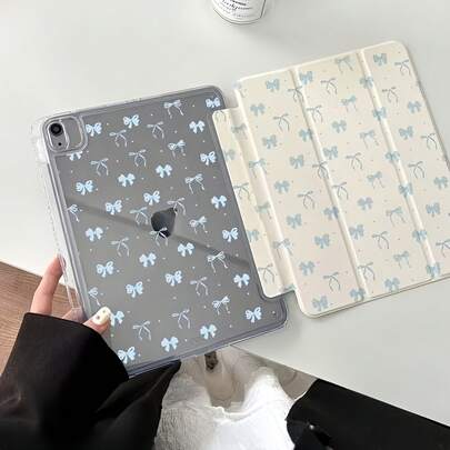 Funda con lazo azul claro y lunares, de acrílico transparente, a prueba de golpes, con función de despertar/dormir automática, soporte plegable de tres pliegues y portaplumas para iPad 10/Air 5/11 M3/Pro 11