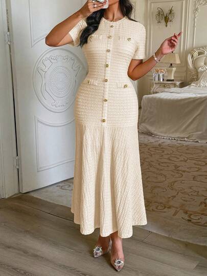 بلوزة أنيقة للنساء ذات رقبة مستديرة وأكمام قصيرة، مزينة بأزرار وجيوب وقماش أنيق، مناسبة للمواعيد والخروجات وأعياد الميلاد والحفلات والسفر وعيد الحب وغيرها من المناسبات