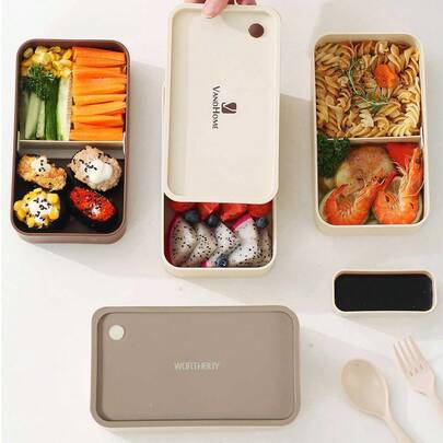 便携式双层塑料午餐盒，含餐具、保温袋和酱料盒，可微波加热，大容量便当盒套装，适合学生和成人居家、学校、办公室、户外野餐、返校等场合使用。