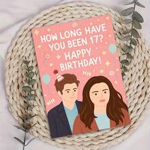 1张“你17岁多久了？”主题生日贺卡（含信封）——“你17岁多久了？生日快乐！”设计，爱德华和贝拉戴着派对帽，周围环绕着气球和五彩纸屑，是粉丝和朋友的完美礼物，也适合生日和各种主题庆祝活动。生日贺卡|吸血鬼主题贺卡|纸质贺卡，趣味礼物 - 多色 - 查看 11
