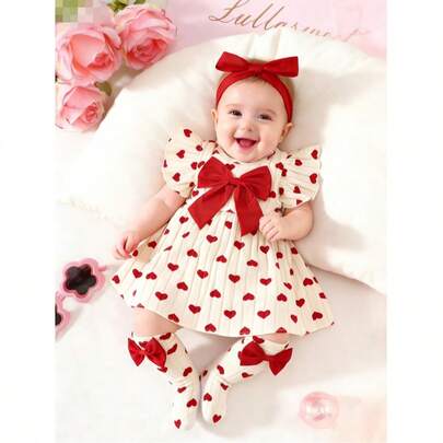 新生女宝宝可爱爱心图案蝴蝶结装饰连衣裙，配发带和袜子，甜美日常装扮