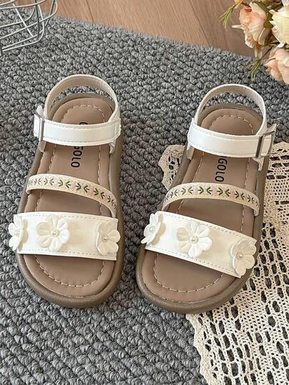 Một đôi sandal quai ngang thêu hoa cho bé gái, mẫu mới năm 2026, họa tiết hoa 3D đính ngọc trai, quai thêu tinh tế, thoải mái và bền bỉ, kiểu dáng hở mũi, đế bằng, nhẹ nhàng, phù hợp cho các bữa tiệc/sự kiện hoặc mang hàng ngày.