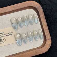 1包/10片蓝色美甲贴片，流星雨 - 午夜星空：手工制作的中长款按压式美甲贴片，冰蓝色猫眼法式设计，点缀星云晕染、流星和月光闪粉 - 酷炫奢华的星座系列 - 淺藍色 - 查看 8