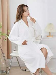 Áo choàng tắm màu trơn unisex, có thể chọn kiểu cổ áo, nhiều màu sắc để lựa chọn. Có thể dùng như khăn tắm, áo choàng tắm, đồ mặc nhà hoặc đồ ngủ. Được làm từ vải lông cừu san hô mềm mại, thoải mái và nhanh khô, thích hợp cho gia đình, khách sạn, phòng tắm, tiệc tùng, hồ bơi, dã ngoại và các dịp khác. Phù hợp cho mọi mùa, cũng là một vật trang trí phòng tắm tuyệt vời, quà tặng hoặc vật phẩm trưng bày ý nghĩa. - áo choàng tắm bằng vải lông cừu san hô - Xem 10