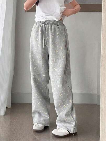 Quần thể thao nữ dáng rộng, thoải mái, họa tiết hoa bướm cổ điển, ống đứng màu xám.