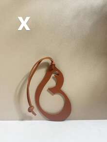 Bộ 1 móc khóa da hình chữ cái Ả Rập, dùng để treo lên túi xách, túi tote, ba lô hoặc vali để tạo nên phong cách cá nhân độc đáo và thể hiện cá tính riêng biệt, phong cách Bohemian sang trọng hiện đại. Thích hợp dùng để dán điện thoại, phong bì đựng tiền, sách. - Mặt dây chuyền bằng da - Xem 21