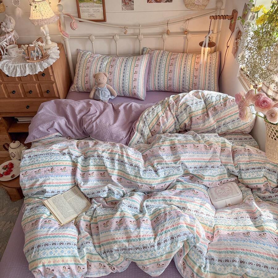 四件套泡泡雪纺床品套装，柔软舒适，卡通条纹图案，透气柔软，四季皆宜。套装包含：1个被套、1个床单、2个枕套（不含填充物），适用于卧室、宿舍、家庭使用，多种尺寸可选。