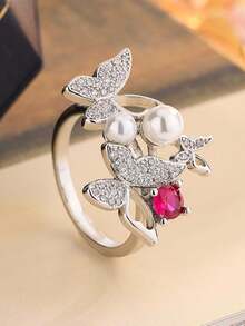 Anillo geométrico rojo asimétrico con mariposa hueca y perla falsa de cuatro garras, regalo de joyería de diseño único para mujeres - Blanco - Ver 6