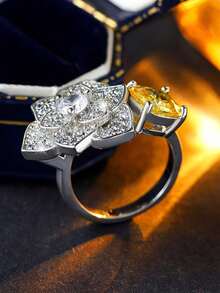 不对称花朵四爪方形黄色合成锆石戒指，可调节开口设计，女士订婚礼物珠宝 - 白色 - 查看 2