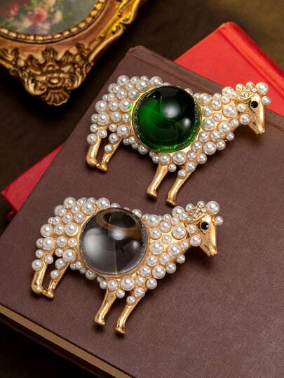 Vintage Luxurious Exaggerated High-End Faux Pearl & Gemstone Sheep Brooch | Opulent Retro Palace Party Eye-Catching Choice. Crafted In Copper Alloy With A 3D Sheep Design, Inlaid With Warm Faux Pearls And Large Gemstones, The Cute Silhouette Exudes A Retro Elegant Vibe, Making It An Ideal Choice For Evening Galas, Retro Parties, And Daily Wear, Helping You Effortlessly Become The Vintage Charming Focal Point And Shine Brightly.