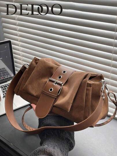 Dedoo Túi vuông phong cách retro mới, phụ kiện kim loại và dây đai trang trí, túi đeo vai nắp gập. Dây đeo dài có thể điều chỉnh, dung tích nhỏ, nhẹ, tối giản, màu trơn bằng da mềm. Thích hợp cho phụ nữ sử dụng hàng ngày, đi chơi, đi làm, đi nghỉ mát và đi học.
