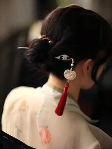 1个优雅红色中国灯笼花形发夹，长16厘米，中国风发饰，适合搭配汉服、旗袍等服饰，长流苏，不褪色材质，易于使用 - 高品质设计，钩扣、胸针、发夹，简约时尚，合金材质，易于使用，不会损伤时尚女性和女孩娇嫩的头皮。 - 彩色 - 查看 11