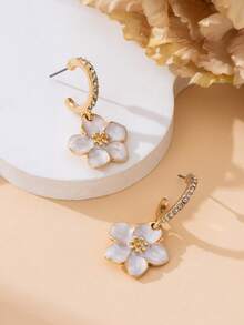 一对闪亮复古时尚百搭夏季沙滩风手工油滴白色五瓣花吊坠耳环（女士款） - 白色 - 查看 3