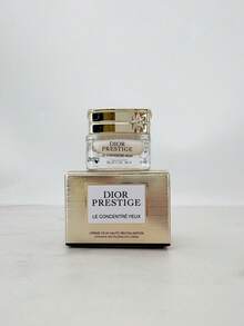 Dior كريم العين ديور كابتيفيتينج إيسنس (حجم كامل 15 مل، حجم متوسط 5 مل، عينة 3 مل)، كريم عين مغذي مضاد للشيخوخة، يقلل الخطوط الدقيقة، يرطب بعمق ويشد، مناسب لجميع أنواع البشرة - كريم العين فلاور سيكريت ريفيرسال - مشاهدة 8