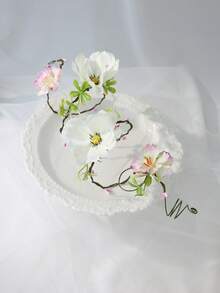 1 pieza Muñequera floral de hadas hecha a mano - Brazalete de flores blancas y rosas, corsage de muñeca bohemio para damas de honor, bodas de jardín y disfraces de festivales - Blanco - Ver 5
