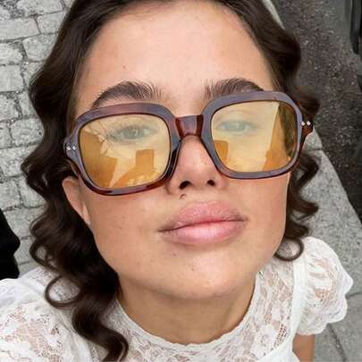 1 chiếc kính mắt thời trang phối màu, chất liệu polycarbonate, phù hợp mọi mùa.