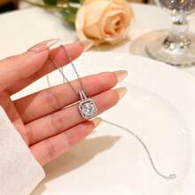 1 chiếc mặt dây chuyền hình khối lập phương nhỏ nhắn, tinh tế đính đá Cubic Zirconia, kiểu dáng tối giản, sang trọng. - Dây chuyền xương đòn hình khối đường nhỏ - Xem 1