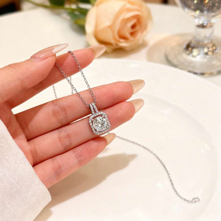 1 chiếc mặt dây chuyền hình khối lập phương nhỏ nhắn, tinh tế đính đá Cubic Zirconia, kiểu dáng tối giản, sang trọng. - Dây chuyền xương đòn hình khối đường nhỏ - Xem 1