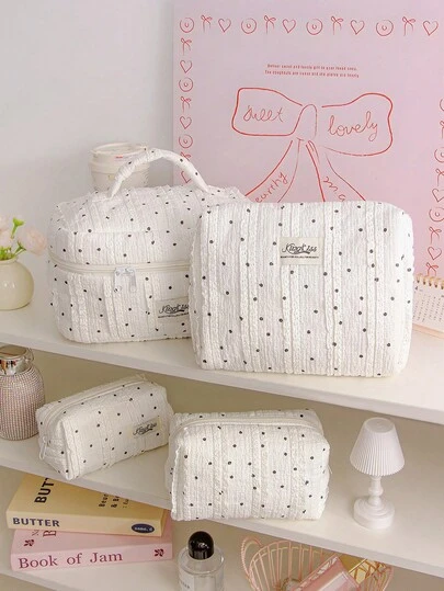 一套韩式蕾丝波点化妆包。优雅的条纹蕾丝面料，柔软便携，是女士旅行的理想收纳包。这款多功能化妆包可收纳化妆刷、护肤品、手机、口红、卫生巾等小物件。也是伴娘礼物、母亲节礼物、生日礼物和送给朋友的绝佳选择。