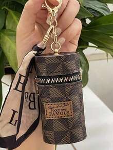 一套复古经典包包套装，饰有丝巾，便携多功能，包含1个复古钥匙包、1个小型复古经典包和各种包包配件。内含粉色钱包钥匙扣、时尚复古印花口红盒钥匙扣和蓝牙耳机收纳袋。 - 彩色 - 查看 13