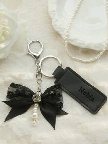 1个定制名字蕾丝蝴蝶结钥匙扣，个性化名字纯素皮革钥匙圈，配珍珠流苏蝴蝶结包包吊坠和钻石，可混搭，定制钥匙扣，包包配饰，时尚旅行配饰，送给朋友的礼物，情人节礼物 - 黑與白 - 查看 15