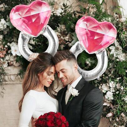 2个粉色环形气球，适用于生日、情人节、求婚、婚礼、单身派对、新娘送礼会等场合的装饰，也可作为拍照道具、氛围背景或派对用品。