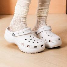 Crocs 女士镂空木屐户外沙滩凉鞋，时尚休闲拖鞋 - 白色 - 查看 2
