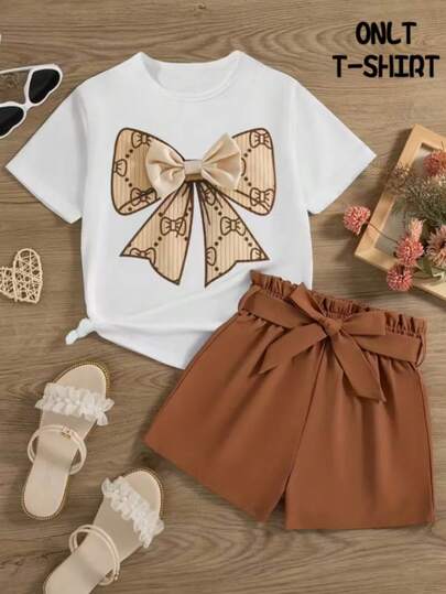 KID002|Solo camisetas|Para niños de 4 a 15 años|Enviado desde México|Conjunto de ropa infantil con elegantes lazos, perfecto para cualquier ocasión, el  blanco con el lindo lazo impreso y los pantalones cortos marrones con el lazo en la cintura, combinado con sandalias elegantes