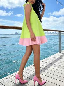 Women's Contrast Color Deep V-Neck Ruffled Hem Fashionable Mini Dress, Suitable For Summer Vacation - Green - View 4