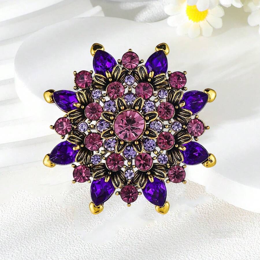 1枚优雅紫色花朵造型锌合金胸针，适合女性在婚礼、宴会和派对等场合佩戴。